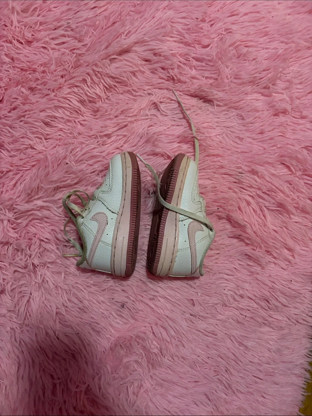 Nike Kids Low-Top Sneakers in Light Pink and Cream